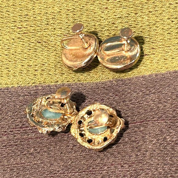 Vintage Cabochon Screw Back Earrings Blue-Green Harlequin Glass/Peach Rhinestone - Picture 2 of 6